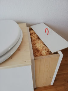 Toilette sèche d’intérieur en bois