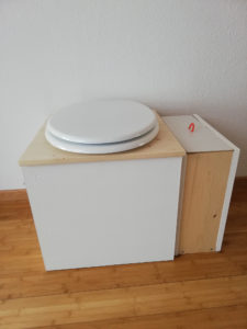 Toilette sèche d’intérieur en bois